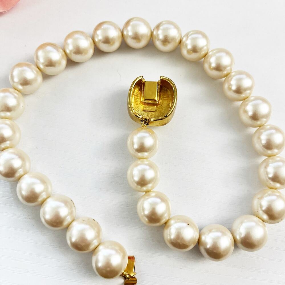 Trifari Vintage 90's Chunky Faux Pearl Necklace with Large Rhinestone Clasp - Picture 10 of 11